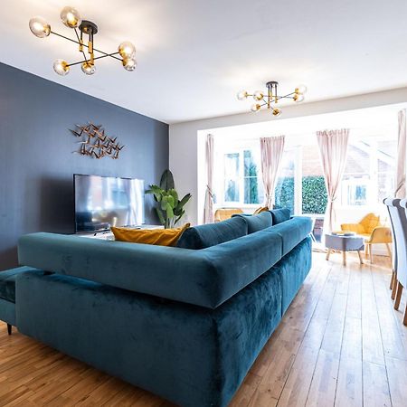 Modern And Spacious Home From Home 1 Mile From M1 - With Netflix, Prime Video, Ps5, Free Parking, Superfast Wifi, Bbq - Sleeps 11 - By Brightleap Apartments Мілтон-Кінз Екстер'єр фото