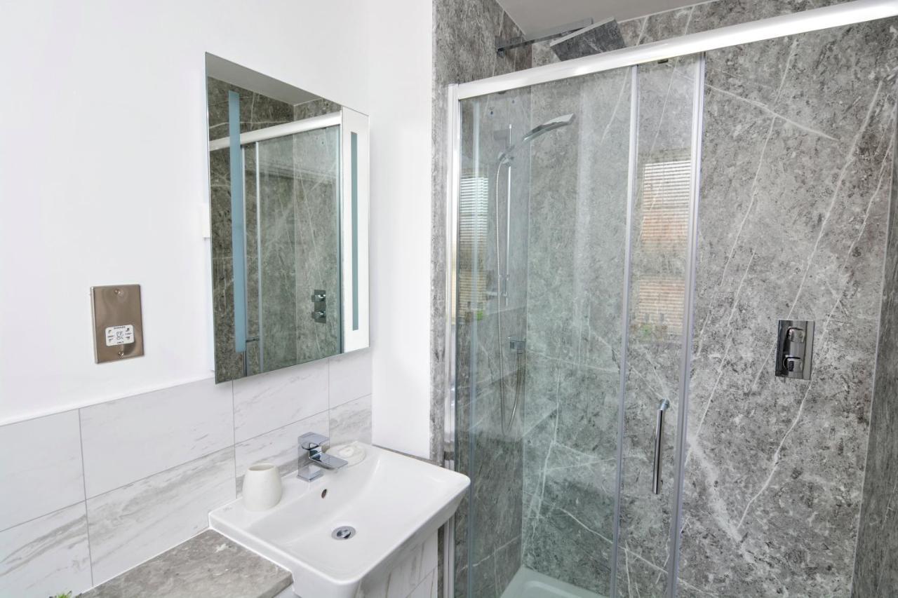 Modern And Spacious Home From Home 1 Mile From M1 - With Netflix, Prime Video, Ps5, Free Parking, Superfast Wifi, Bbq - Sleeps 11 - By Brightleap Apartments Мілтон-Кінз Екстер'єр фото