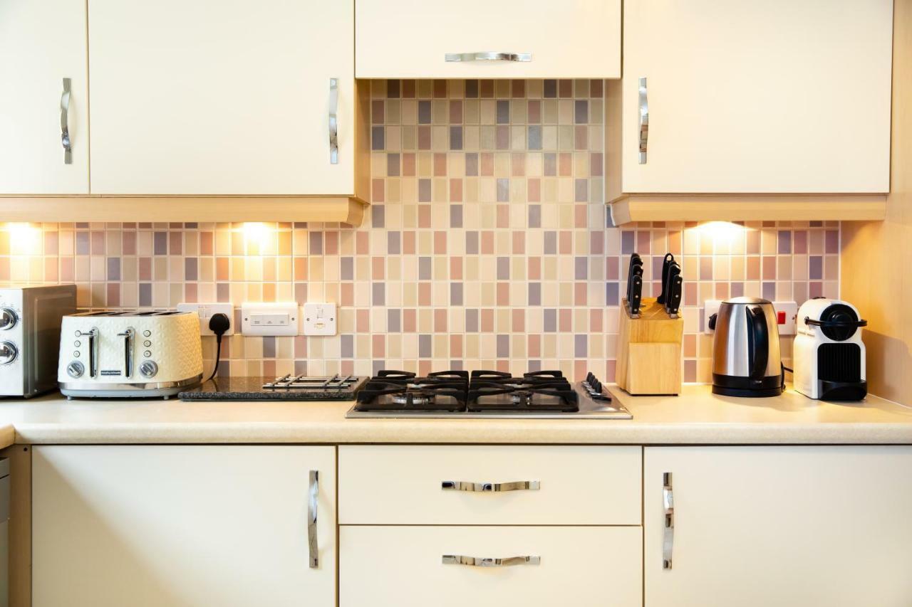 Modern And Spacious Home From Home 1 Mile From M1 - With Netflix, Prime Video, Ps5, Free Parking, Superfast Wifi, Bbq - Sleeps 11 - By Brightleap Apartments Мілтон-Кінз Екстер'єр фото