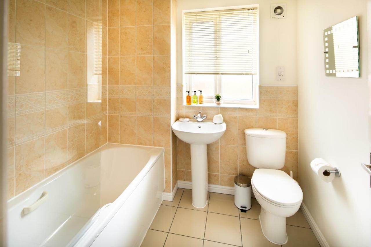 Modern And Spacious Home From Home 1 Mile From M1 - With Netflix, Prime Video, Ps5, Free Parking, Superfast Wifi, Bbq - Sleeps 11 - By Brightleap Apartments Мілтон-Кінз Екстер'єр фото